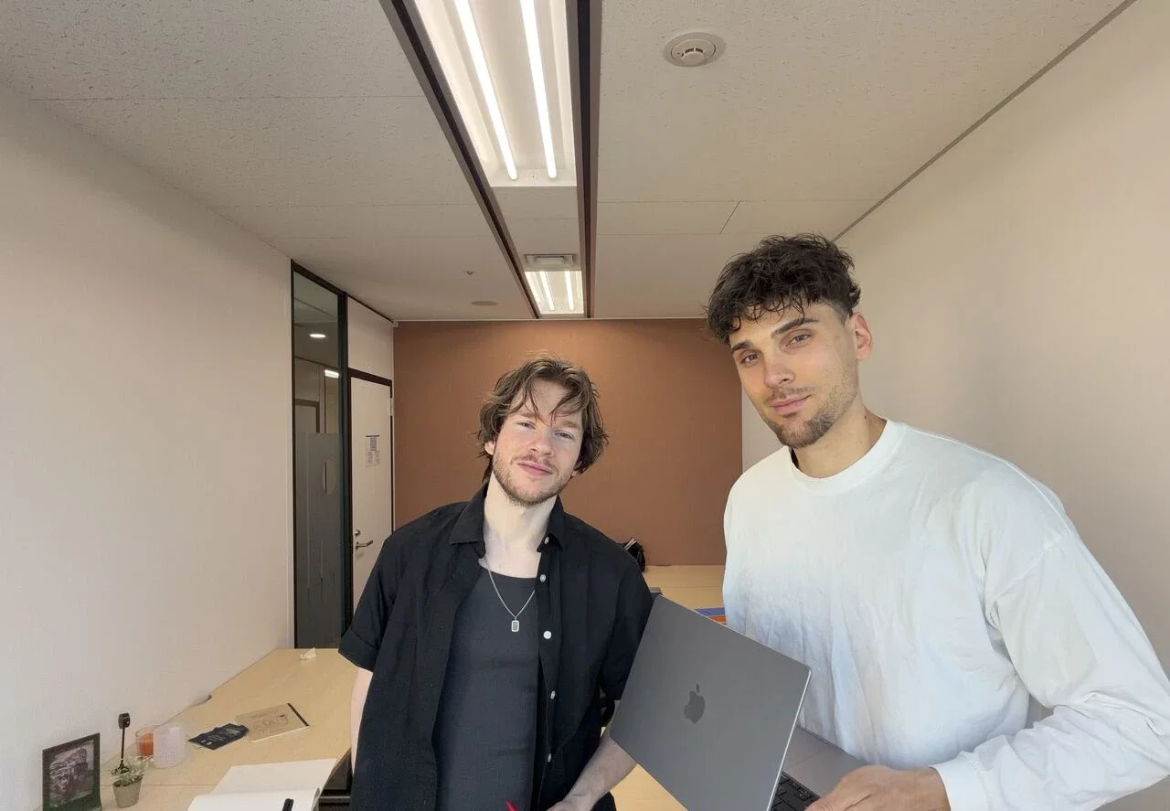 João et Romain dans les bureaux de Tokyo pendant l’atelier de mai 2026